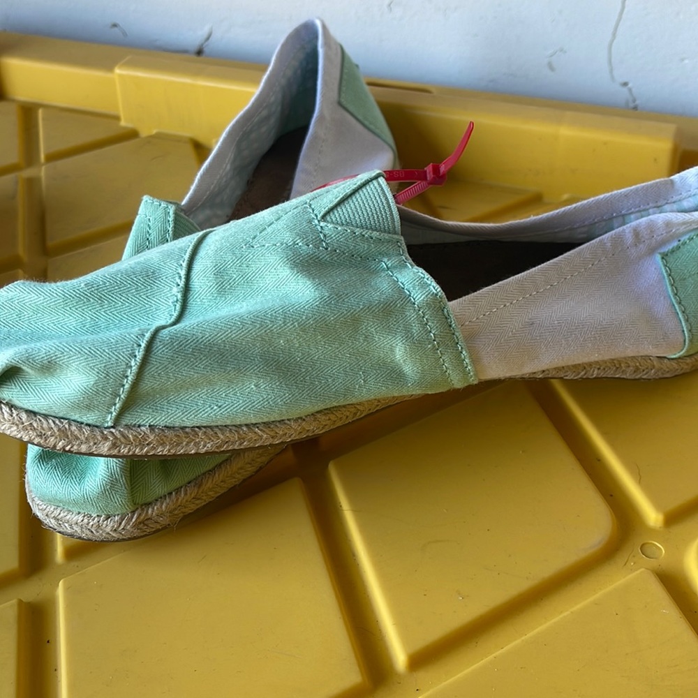 NWOT two color Toms